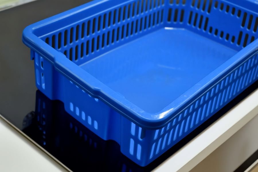 Caja azul en mueble