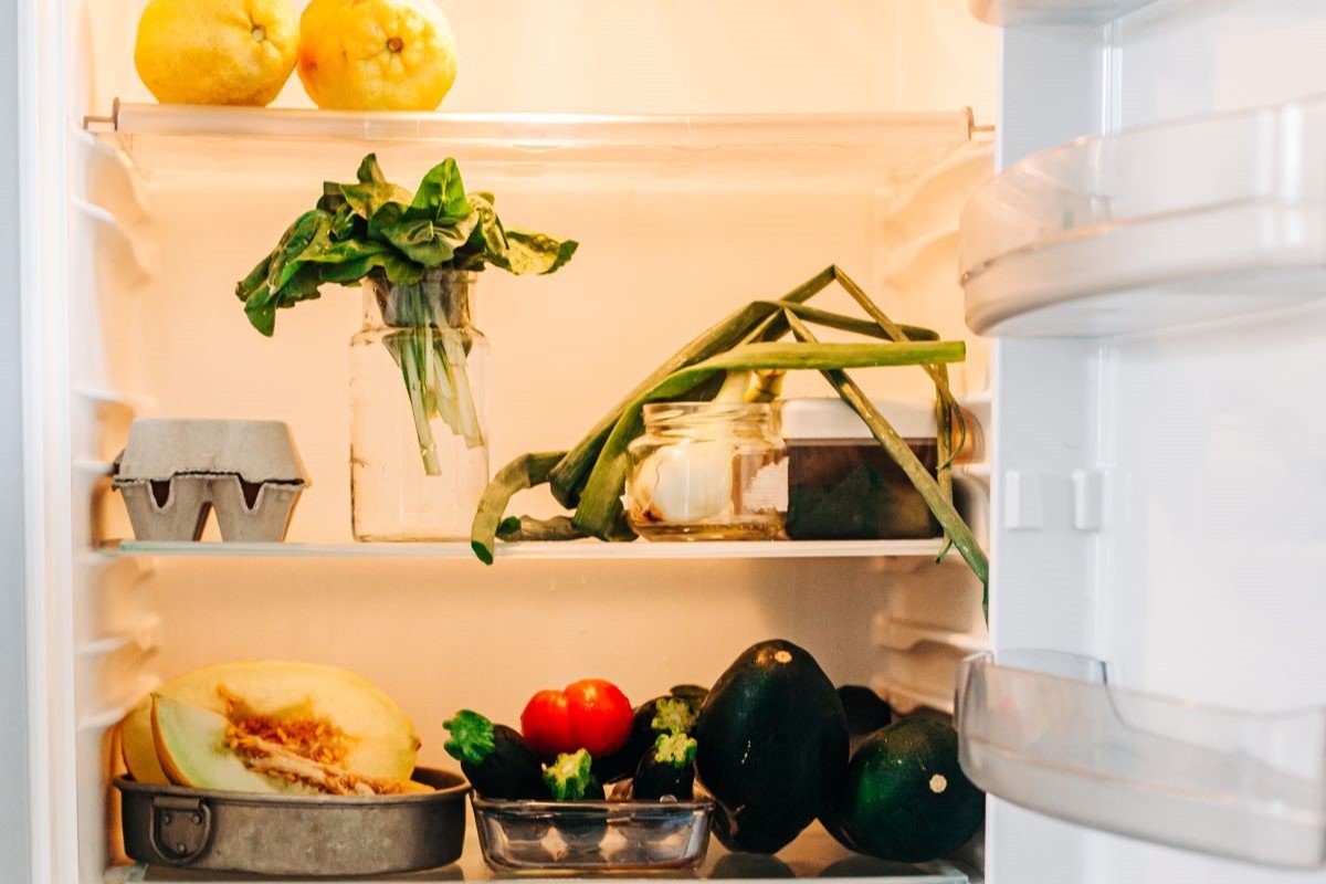 como quitar mal olor del refrigerador